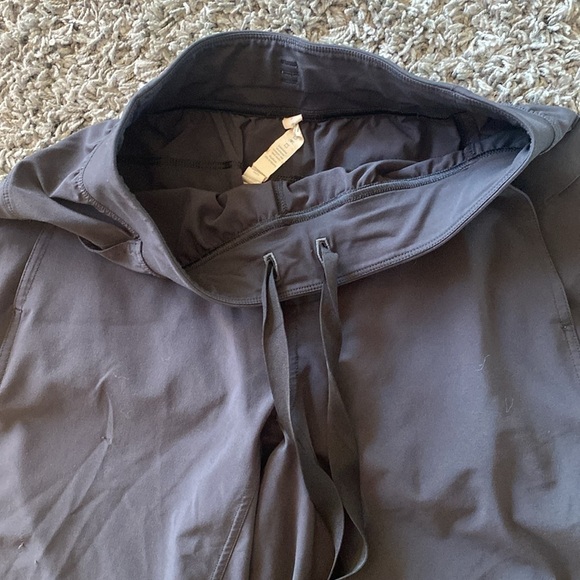 Lululemon Mens Stretchy Straight Leg Waist Tie Black Shorts size Small - Picture 4 of 9